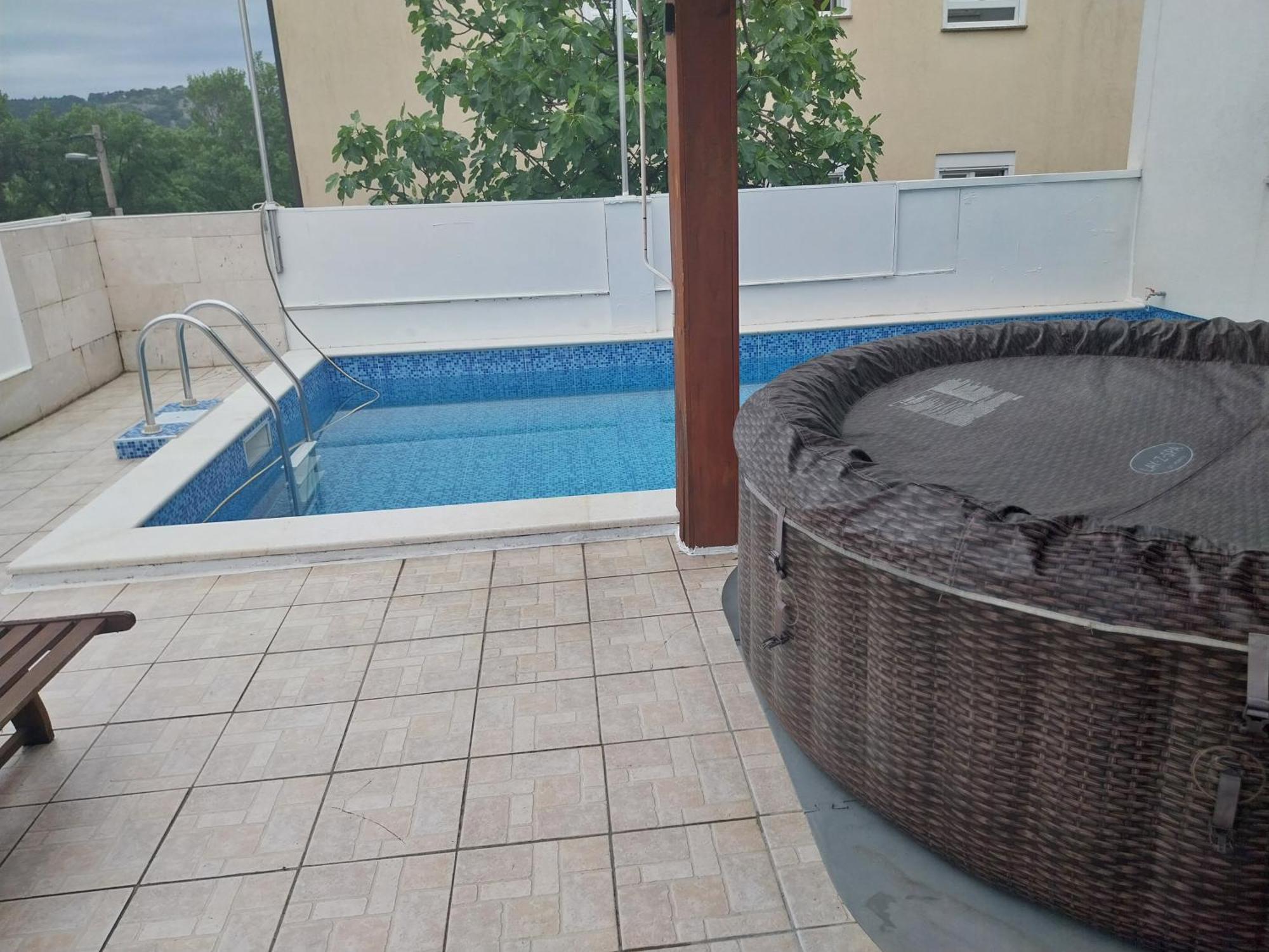 Vila Brig 108 - Private Swimming Pool And Jacuzzi リエカ エクステリア 写真