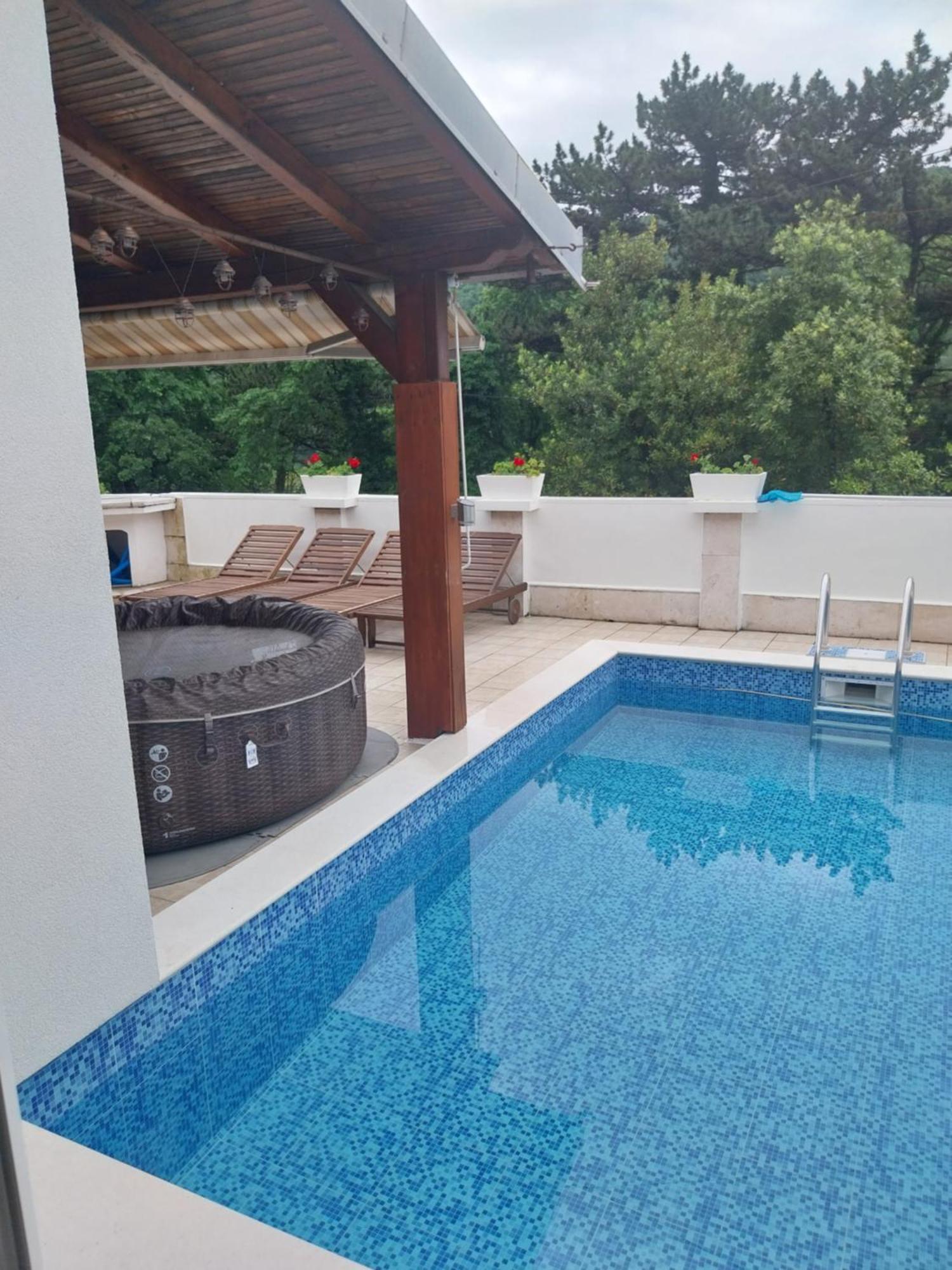 Vila Brig 108 - Private Swimming Pool And Jacuzzi リエカ エクステリア 写真